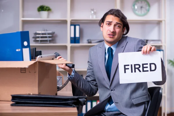 Junger männlicher Mitarbeiter wird entlassen — Stockfoto