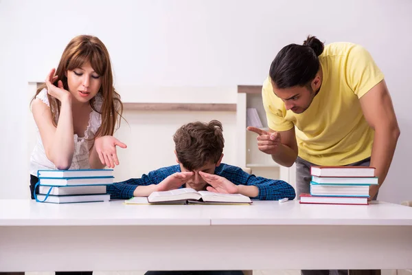 Ouders die hun zoon helpen zich voor te bereiden op school — Stockfoto