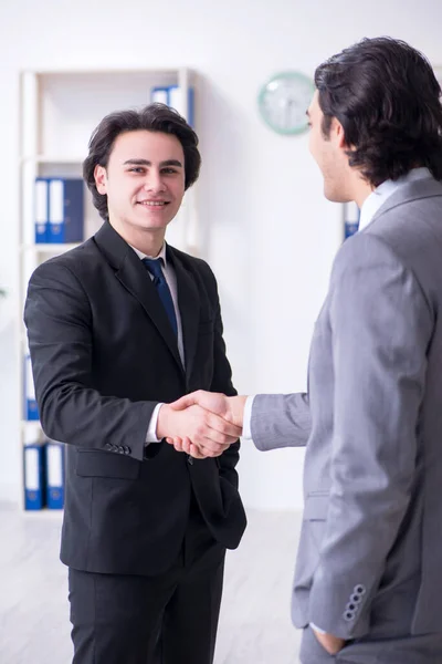 Dois jovens empresários reunidos no escritório — Fotografia de Stock