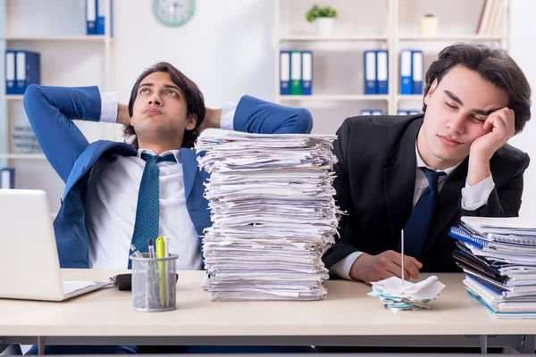 Two male colleagues unhappy with excessive work — Stock Photo, Image