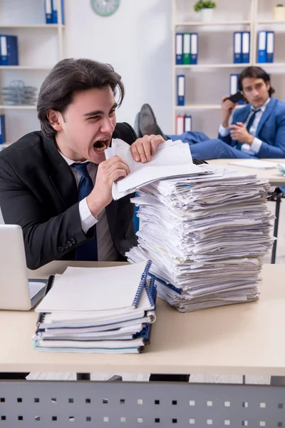 Dois colegas do sexo masculino infelizes com o trabalho excessivo — Fotografia de Stock