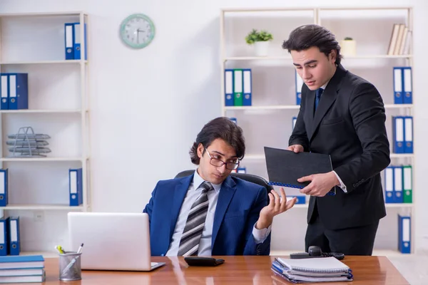 Capo e il suo assistente maschile che lavorano in ufficio — Foto Stock