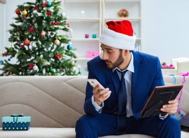 Noel 'de evde çalışan bir iş adamı.