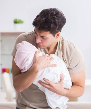 Genç baba ağlayan bebekten bıktı.