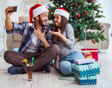 Genç çift Noel 'de selfie çekiyor.