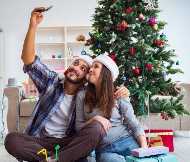 Genç çift Noel 'de selfie çekiyor.