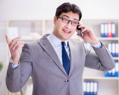 Ofiste çalışan genç bir işadamı.