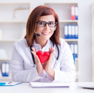 Teletıp tıp konseptinde kalp doktoru.