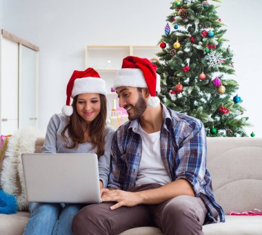 Mutlu çift Noel tatilini kutluyor.