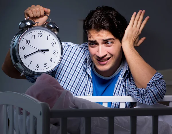 Padre joven bajo estrés debido a que el bebé llora por la noche —  Fotos de Stock