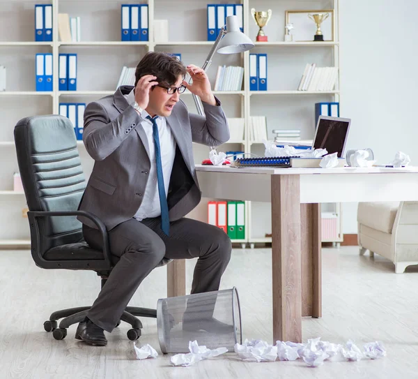 Boze zakenman geschokt werken op kantoor ontslagen — Stockfoto