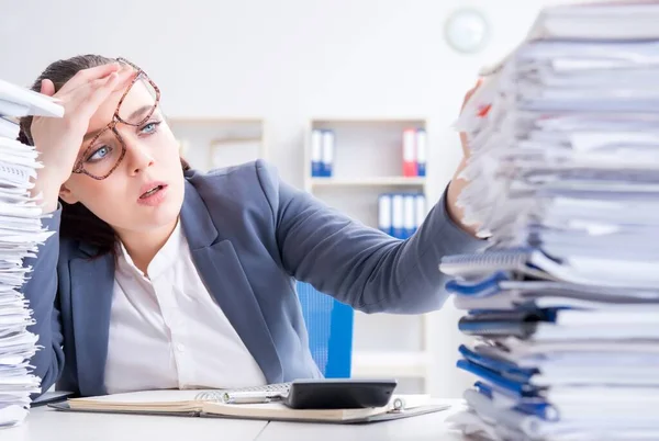 Empresária cansada com carga de trabalho de papelada — Fotografia de Stock