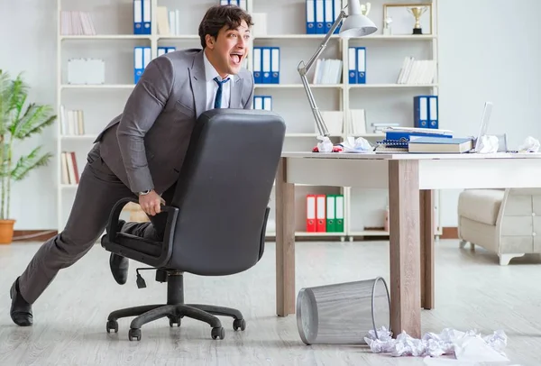 Biznesmen dobrze się bawiący podczas przerwy w pracy — Zdjęcie stockowe