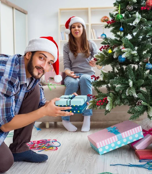 Namorada e namorado abrindo presentes de Natal — Fotografia de Stock