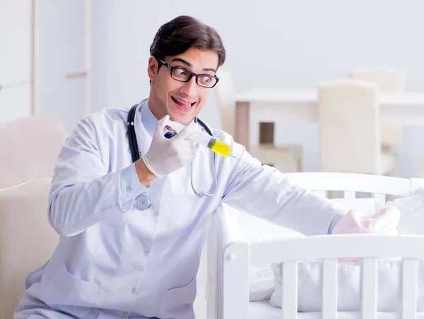 Лікар готується до вакцинації від немовлят — стокове фото