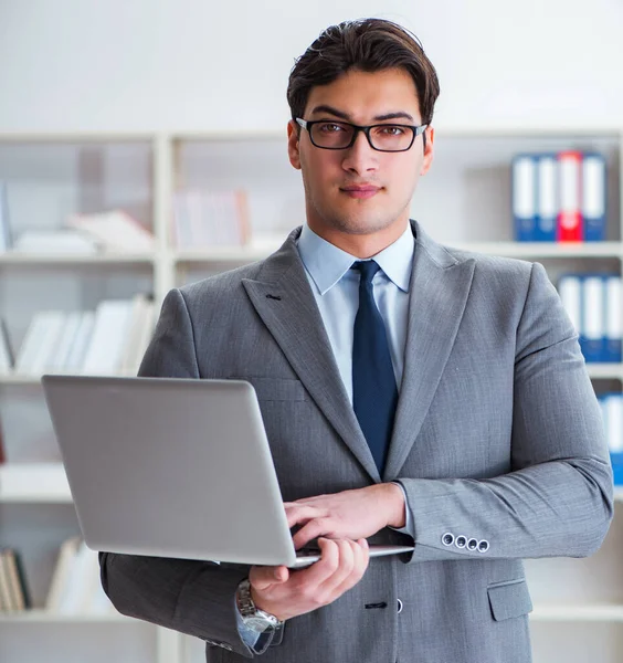 Zakenman op kantoor werkt met laptop — Stockfoto