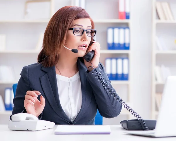 Frusztrált call center asszisztens válaszol a hívásokra — Stock Fotó