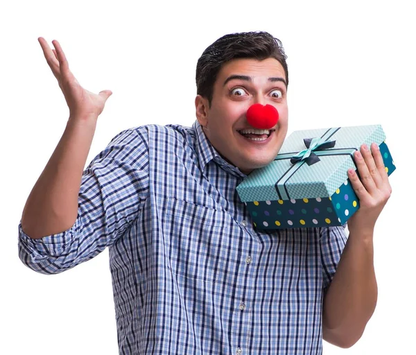 Uomo con un naso rosso divertente in possesso di un regalo shopping bag è — Foto Stock