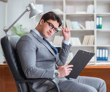 Ofiste çalışan genç bir işadamı.