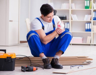 Zemin kaplamalarında çalışan genç bir işçi.