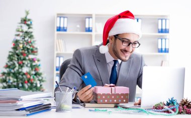 Genç işadamı Noel 'i ofiste kutluyor.