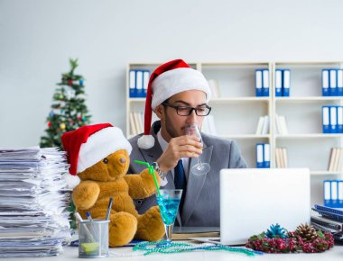 Genç işadamı Noel 'i ofiste kutluyor.
