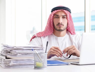 Ofiste çalışan Arap işadamı.