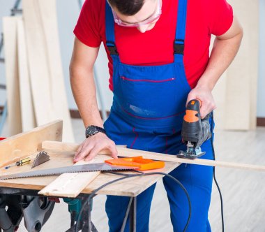 Müteahhit atölyede çalışıyor.