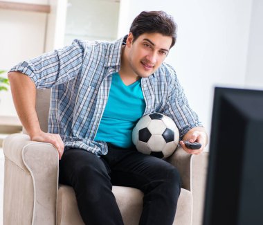 Evde televizyon izleyen bir adam.