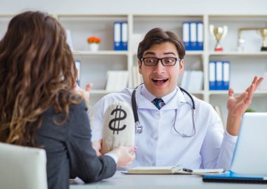 Sağlık sigortası dolandırıcılığı konseptinde genç doktor