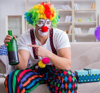 Sarhoş palyaço evde parti veriyor.