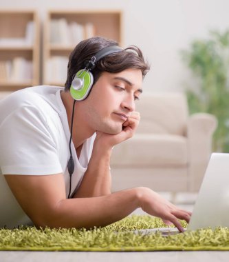 Freelancer evde çalışıyor ve müzik dinliyor.