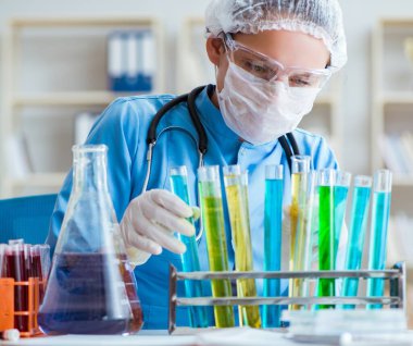 Laboratuvarda deneyler yapan kadın bilim adamı.