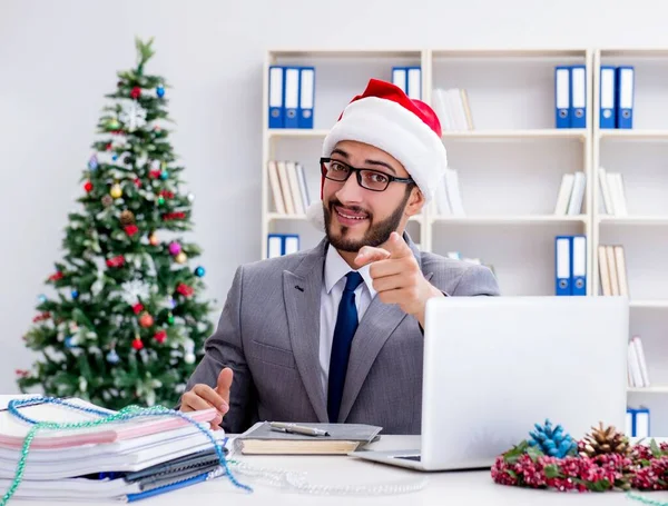 Jovem empresário comemorando o Natal no escritório — Fotografia de Stock