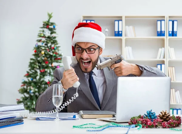 Giovane uomo d'affari che celebra il Natale in ufficio — Foto Stock
