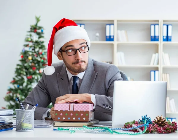 Jovem empresário comemorando o Natal no escritório — Fotografia de Stock