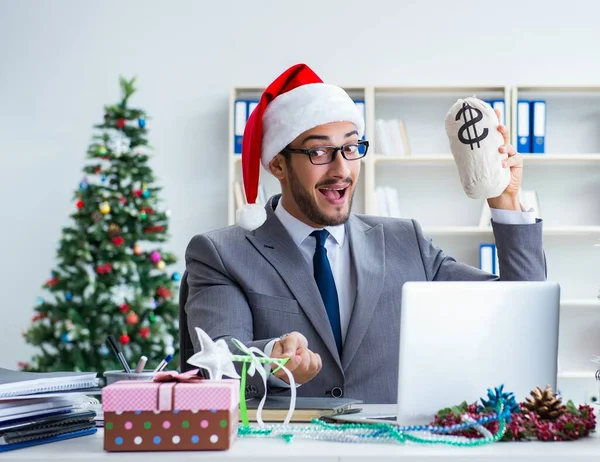 Giovane uomo d'affari che celebra il Natale in ufficio — Foto Stock