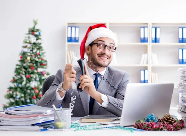 Jeune homme d'affaires célébrant Noël au bureau — Photo