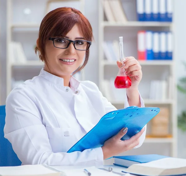 Wissenschaftlerin bei einem Experiment in einem Labor — Stockfoto