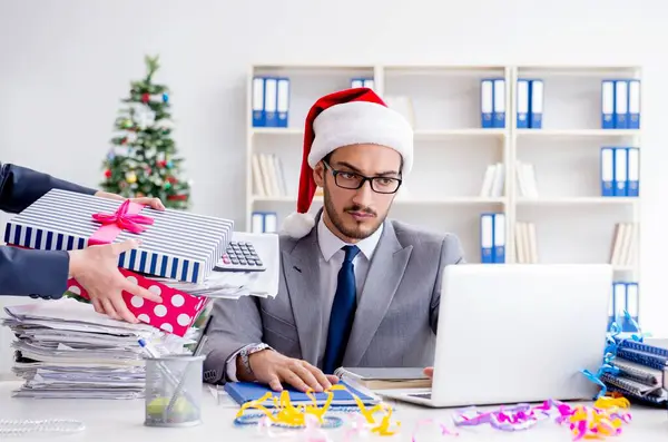 Jungunternehmer feiert Weihnachten im Büro — Stockfoto