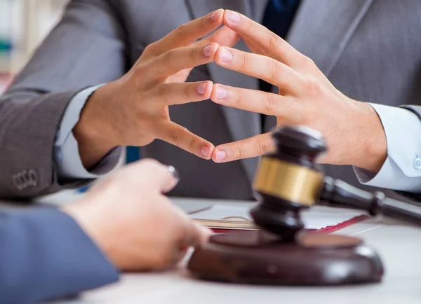 Lawyer discussing legal case with client — Stock Photo, Image