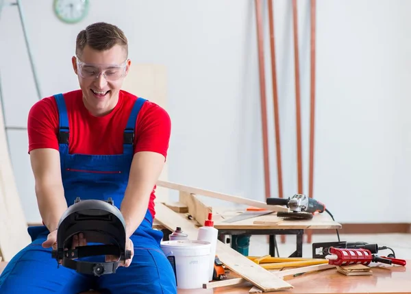 Entrepreneur travaillant dans l'atelier — Photo