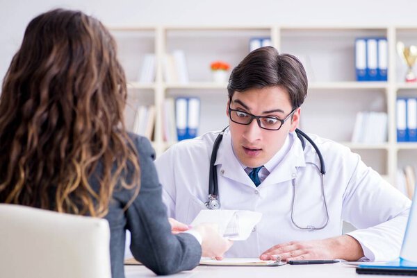 Молодой врач в области медицинского страхования мошенничества концепции