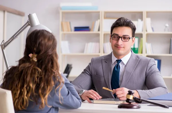 Advogado discutindo caso legal com o cliente — Fotografia de Stock