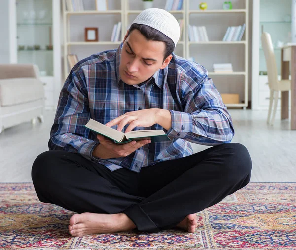 Young muslim man praying at home — Stock Photo, Image