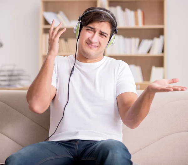 Man die thuis naar muziek luistert — Stockfoto