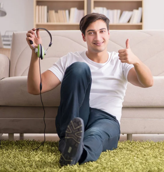 Hombre escuchando música en casa —  Fotos de Stock
