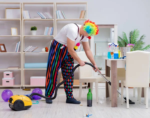 有趣的小丑在家打扫卫生 — 图库照片