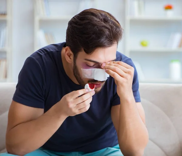 若いです男回復治癒にホーム後にプラスチック手術鼻 — ストック写真