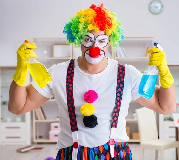 Buffo clown fare pulizia a casa — Foto Stock